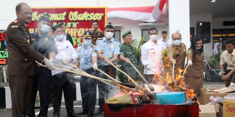 Walikota Pematangsiantar Bakar Barang Bukti di Kejaksaan Walikota Pematangsiantar Bakar Barang Bukti di Kejaksaan