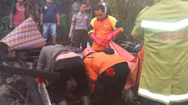 Suami Bakar Diri, Istri dan Anak Ikut Tewas Suami Bakar Diri, Istri dan Anak Ikut Tewas
