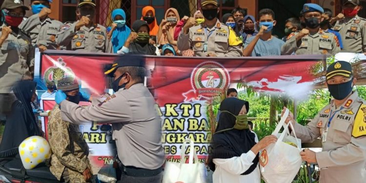 Polres Tapteng Gelar Bansos, Kerja Bakti, Donor Darah, dan Membagikan Masker