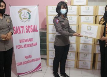 Rissa Agus Waluyo Bagikan Bingkisan untuk Anggota Bhayangkari Simalungun yang Dedikasikan Diri sebagai Medis