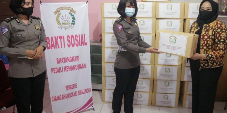 Rissa Agus Waluyo Bagikan Bingkisan untuk Anggota Bhayangkari Simalungun yang Dedikasikan Diri sebagai Medis Rissa Agus Waluyo Bagikan Bingkisan untuk Anggota Bhayangkari Simalungun yang Dedikasikan Diri sebagai Medis