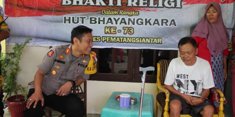 Kapolres Siantar Besuk Purnawirawan Polisi yang Sakit di Simalungun