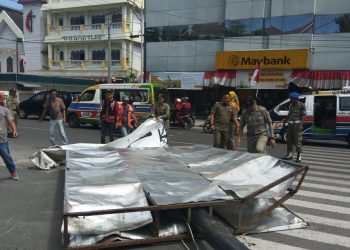 Satpol PP Siantar Bongkar 4 Papan Reklame, Untuk Bangunan di DAS Belum