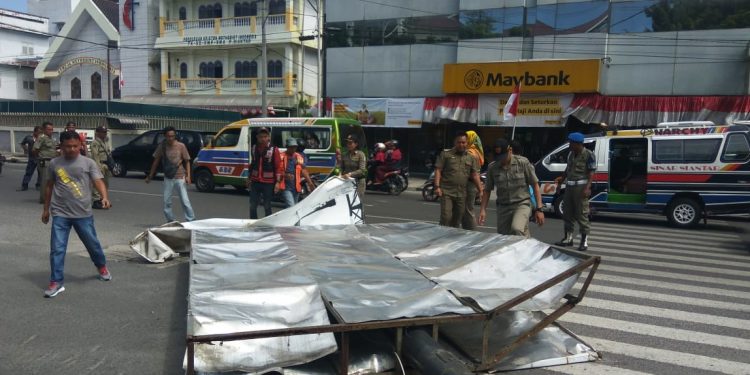 Satpol PP Siantar Bongkar 4 Papan Reklame, Untuk Bangunan di DAS Belum