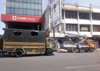 "Menyampah", Bawaslu dan Satpol Bersihkan Bilboard dan Baliho Caleg di Siantar