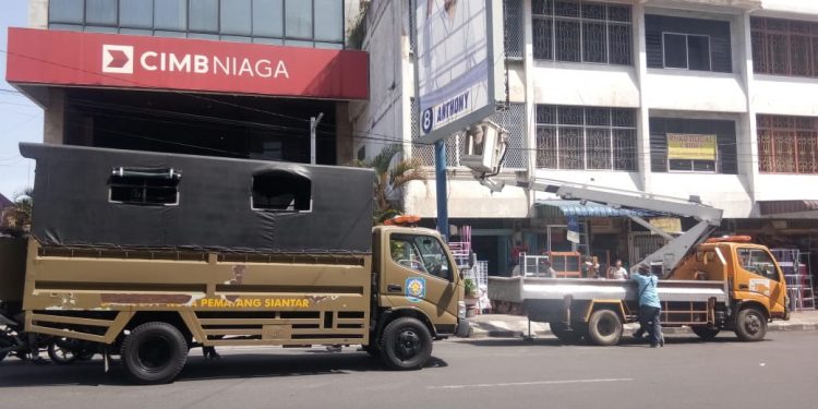 "Menyampah", Bawaslu dan Satpol Bersihkan Bilboard dan Baliho Caleg di Siantar