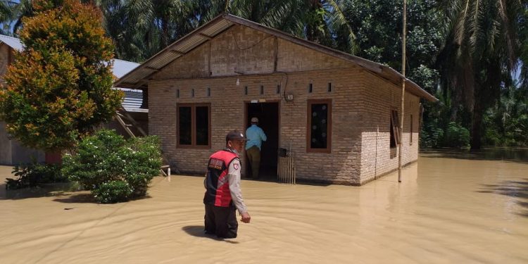 Sungai Bahapal Meluap, Anggota Polsek Perdagangan Terobos Banjir Evakuasi Keluarga Khairul Sinaga dan Jaliah Karo-karo Sungai Bahapal Meluap, Anggota Polsek Perdagangan Terobos Banjir Evakuasi Keluarga Khairul Sinaga dan Jaliah Karo-karo