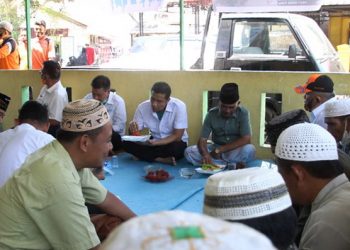 Hefriansyah Makan Bersama Korban Banjir di Tanjung Tongah, Sekalian Serahkan Bantuan