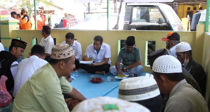 Hefriansyah Makan Bersama Korban Banjir di Tanjung Tongah, Sekalian Serahkan Bantuan