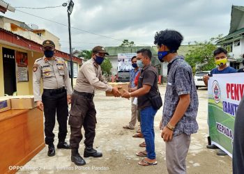 Personil Polres Tapteng dan Dinas Pariwisata Serahkan Sembako Menteri untuk Pekerja Kapal Wisata