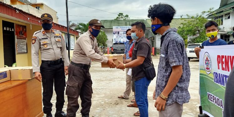 Personil Polres Tapteng dan Dinas Pariwisata Serahkan Sembako Menteri untuk Pekerja Kapal Wisata