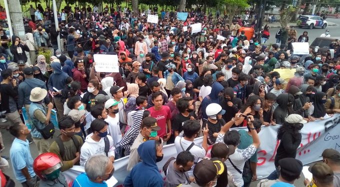 Polisi Terluka dalam Aksi Unras di Siantar, Pimpinan Aksi Bantah Lemparan Batu dari Pihaknya