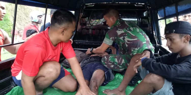 Anggota TNI Satgas Yonif 126/KC Bantu Evakuasi Korban Kecelakaan