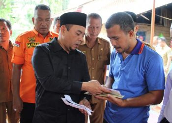 Plt. Bupati Labuhanbatu Bantu Korban Kebakaran