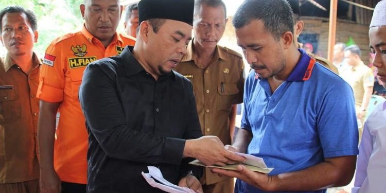 Plt. Bupati Labuhanbatu Bantu Korban Kebakaran Plt. Bupati Labuhanbatu Bantu Korban Kebakaran