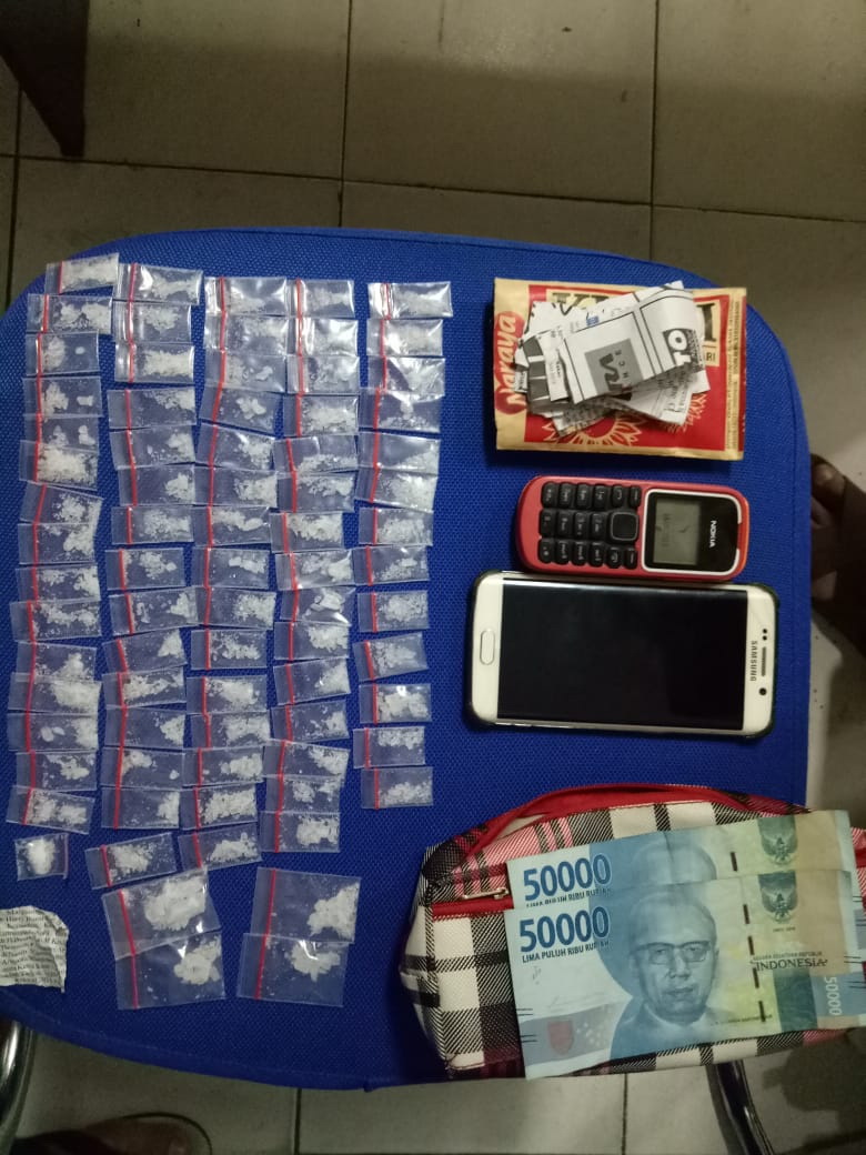 Sabar Siahaan dan Anaknya Kompak Jualan Sabu di Siantar, Di Rumahnya Ditemukan 77 Paket Sabu Sabar Siahaan dan Anaknya Kompak Jualan Sabu di Siantar, Di Rumahnya Ditemukan 77 Paket Sabu