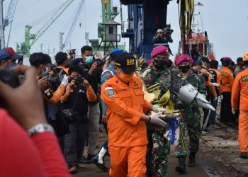 KRI Parang Evakuasi Serpihan Pesawat Sriwijaya Air