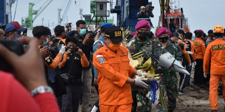 KRI Parang Evakuasi Serpihan Pesawat Sriwijaya Air