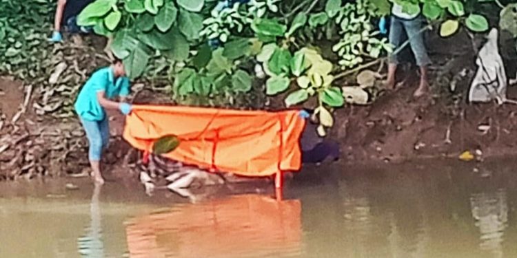 Sesosok Mayat Pria Ditemukan Mengambang di Sungai Blume Batang Kuis Sesosok Mayat Pria Ditemukan Mengambang di Sungai Blume Batang Kuis
