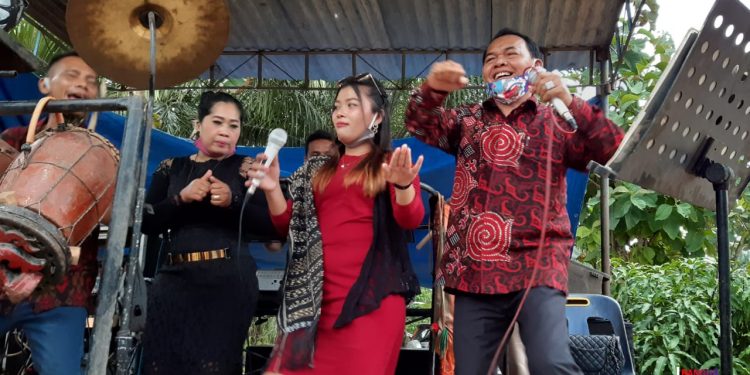 TPS Bernyanyi dan Berjoget di Pesta Pernikahan. Tak Lupa Beri Nasehat kepada Pengantin Baru TPS Bernyanyi dan Berjoget di Pesta Pernikahan. Tak Lupa Beri Nasehat kepada Pengantin Baru