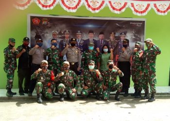 Polsek Harian Berikan Kue untuk Koramil 04/HB di Hari Jadi TNI