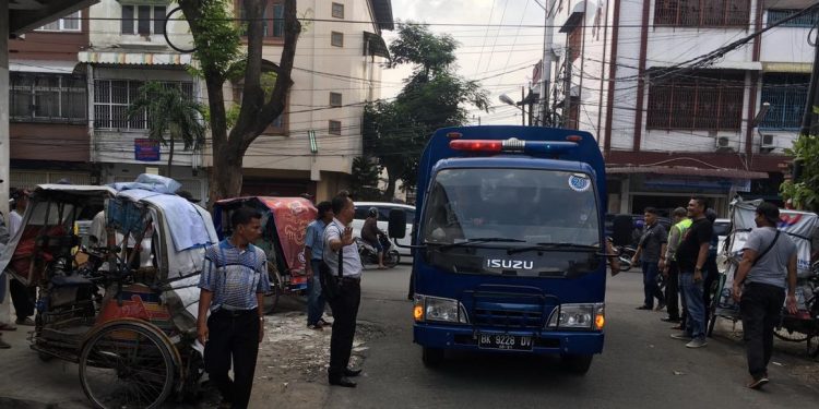 Menunggu Penumpang, Tris Nasution Meninggal di Atas Becaknya Menunggu Penumpang, Tris Nasution Meninggal di Atas Becaknya