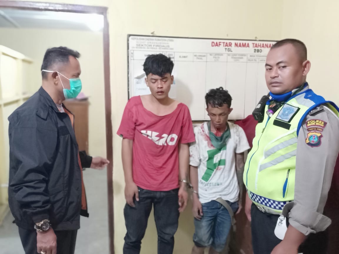 Begal Bermobil Dimassakan di Jalan Lintas Siantar-Medan Setelah Mobilnya Tabrak Tembok Begal Bermobil Dimassakan di Jalan Lintas Siantar-Medan Setelah Mobilnya Tabrak Tembok