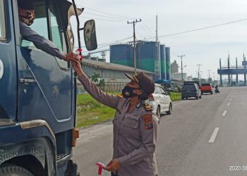 Jelang HUT Kemerdekaan RI, Polres Pelabuhan Belawan Bagikan Bendera Merah Putih