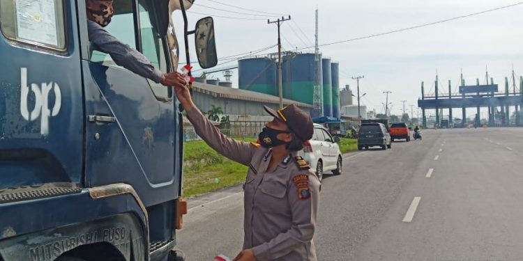 Jelang HUT Kemerdekaan RI, Polres Pelabuhan Belawan Bagikan Bendera Merah Putih Jelang HUT Kemerdekaan RI, Polres Pelabuhan Belawan Bagikan Bendera Merah Putih