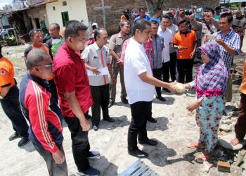 Walikota Siantar Kunjungi dan Bantu Korban Angin Kencang di 3 Kecamatan