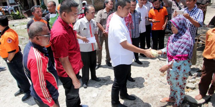 Walikota Siantar Kunjungi dan Bantu Korban Angin Kencang di 3 Kecamatan