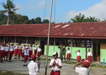 Satgas Yonif 126/Kala Cakti Upacara Bendera di Sekolah Dasar Papua