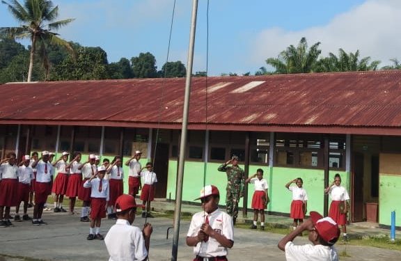 Satgas Yonif 126/Kala Cakti Upacara Bendera di Sekolah Dasar Papua Satgas Yonif 126/Kala Cakti Upacara Bendera di Sekolah Dasar Papua