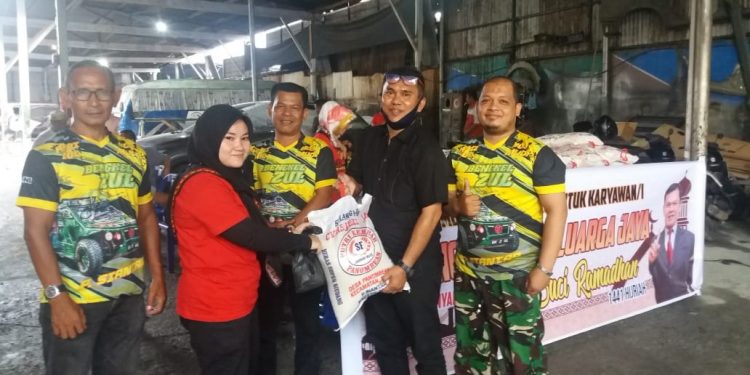 Peduli Karyawan, Bengkel Zul Bagi Sembako Jelang Ramadhan Peduli Karyawan, Bengkel Zul Bagi Sembako Jelang Ramadhan