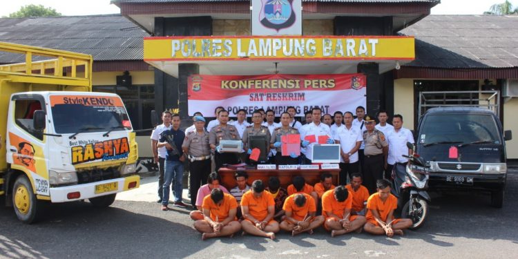 Polisi Bengkunat Menangkap 5 Pelaku Pencuri 65 Ekor Sapi di 24 TKP di Pesisir Barat Polisi Bengkunat Menangkap 5 Pelaku Pencuri 65 Ekor Sapi di 24 TKP di Pesisir Barat