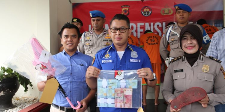 Oknum Caleg Otak Komplotan Pencuri Uang Nasabah Bank Oknum Caleg Otak Komplotan Pencuri Uang Nasabah Bank