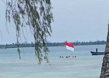 Pengibaran Bendera Dari Bawah Laut dan Di Bungker Poncan Ala Komantab Berjalan Sukses