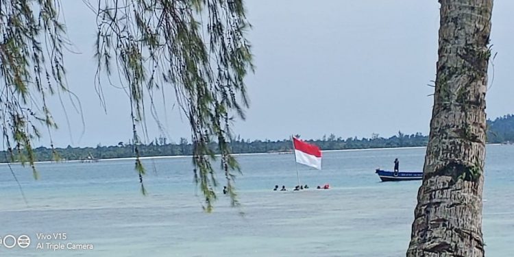 Pengibaran Bendera Dari Bawah Laut dan Di Bungker Poncan Ala Komantab Berjalan Sukses