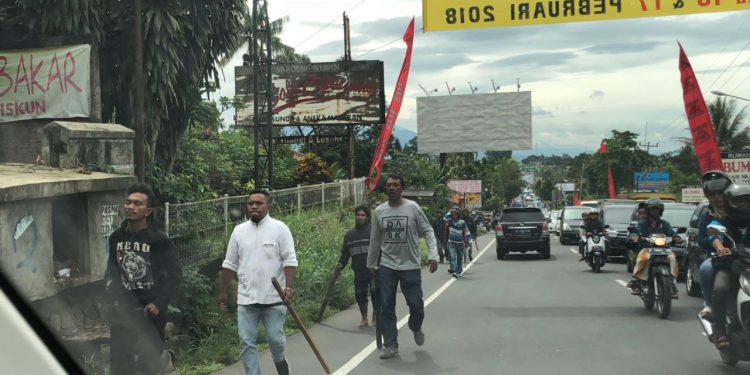 Tarik Mobil Kredit, Debt Collector Bentrok Dengan Kelompok Pemuda.. Tarik Mobil Kredit, Debt Collector Bentrok Dengan Kelompok Pemuda..