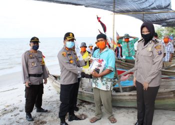 Kapolres Sergai Bagikan 100 Paket Beras dan Masker Kepada Nelayan Tradisional