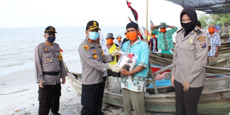 Kapolres Sergai Bagikan 100 Paket Beras dan Masker Kepada Nelayan Tradisional