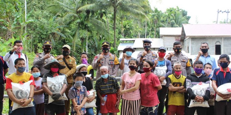 Polres Nisel Bagikan 40 Karung Beras dan Masker