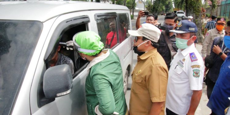 Stop! Pengemudi dan Penumpang Kendaraan Umum Wajib Diperiksa di Pintu Masuk Kota Siantar Stop! Pengemudi dan Penumpang Kendaraan Umum Wajib Diperiksa di Pintu Masuk Kota Siantar