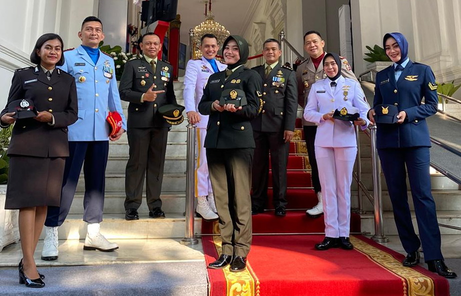 Bripda Carolina Apriliyanti, Polwan Cantik dari Polres Bogor, MC Upacara HUT ke -75 RI di Istana Negara Bripda Carolina Apriliyanti, Polwan Cantik dari Polres Bogor, MC Upacara HUT ke -75 RI di Istana Negara