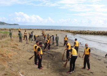 Polres Nias dan Kodim 0213/Nias Gotong Royong Bersihkan Pantai