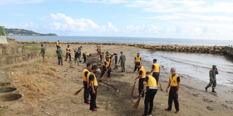 Polres Nias dan Kodim 0213/Nias Gotong Royong Bersihkan Pantai