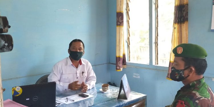 Babinsa Koramil 12/Saribu Dolok Kodim 0207/Simalungun Melaksanakan Komsos dengan Lurah Saribudolok Babinsa Koramil 12/Saribu Dolok Kodim 0207/Simalungun Melaksanakan Komsos dengan Lurah Saribudolok