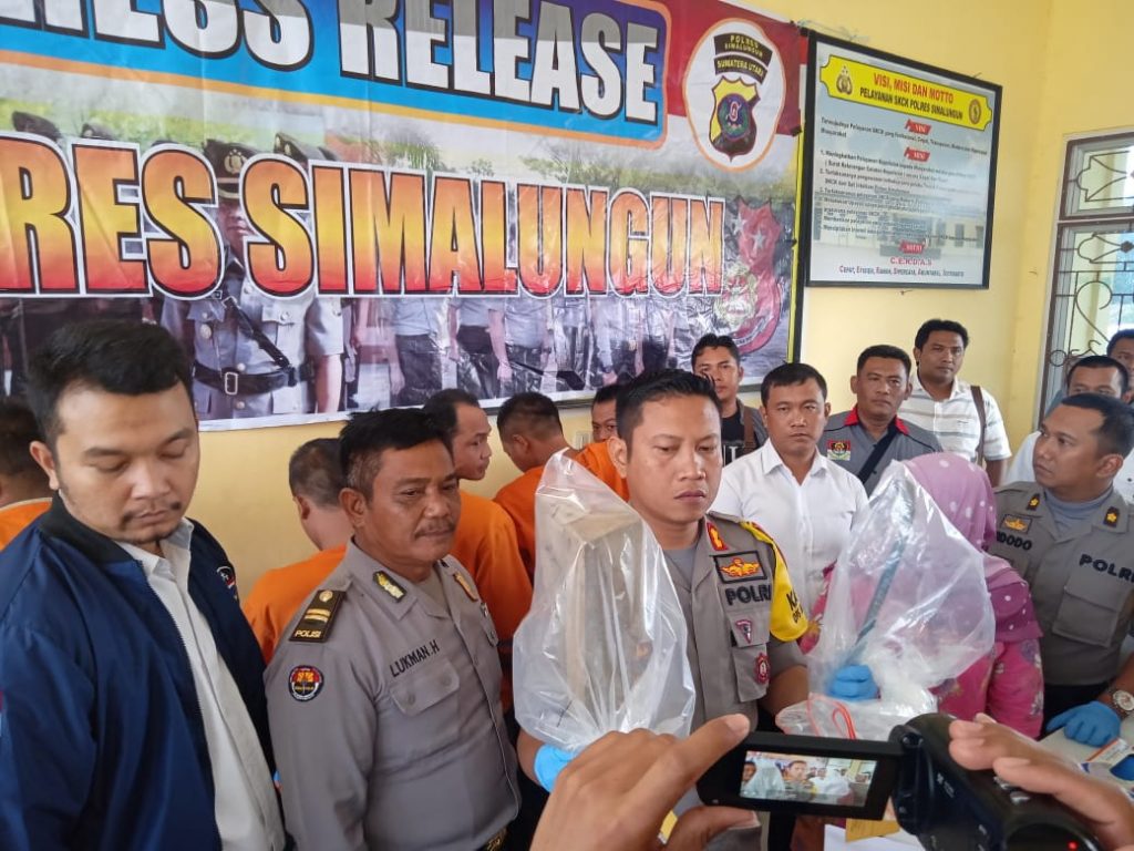 Penadah dan Pelaku Pencurian 5,5 Ton Getah Karet Ditangkap Polres Simalungun Penadah dan Pelaku Pencurian 5,5 Ton Getah Karet Ditangkap Polres Simalungun