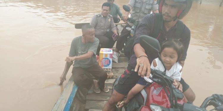 Dua Personil Bhabinkamtibmas Polsek Natal Tulus Dan Ikhlas Bertugas Dua Personil Bhabinkamtibmas Polsek Natal Tulus Dan Ikhlas Bertugas