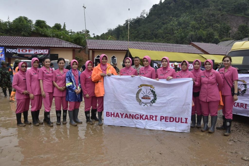 Ketua dan Pengurus Bhayangkari Daerah Jawa Barat Hibur Anak-anak Korban Bencana di Pengungsian